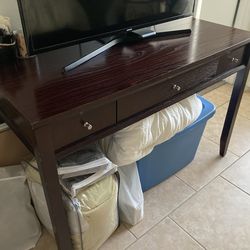 Wood desk w/ 3 drawers