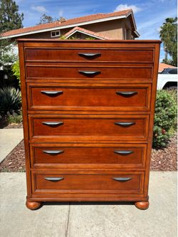 5 Drawer Wood Dresser Chest of Drawers Furniture Good Condition