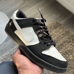 Nike sb dunk low panda pigeon size 7 ( with no box)