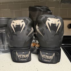 Venom Impact Boxing Gloves 