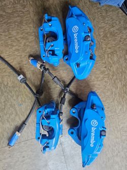Ford Focus Brembo four-piston calipers finished in RS blue