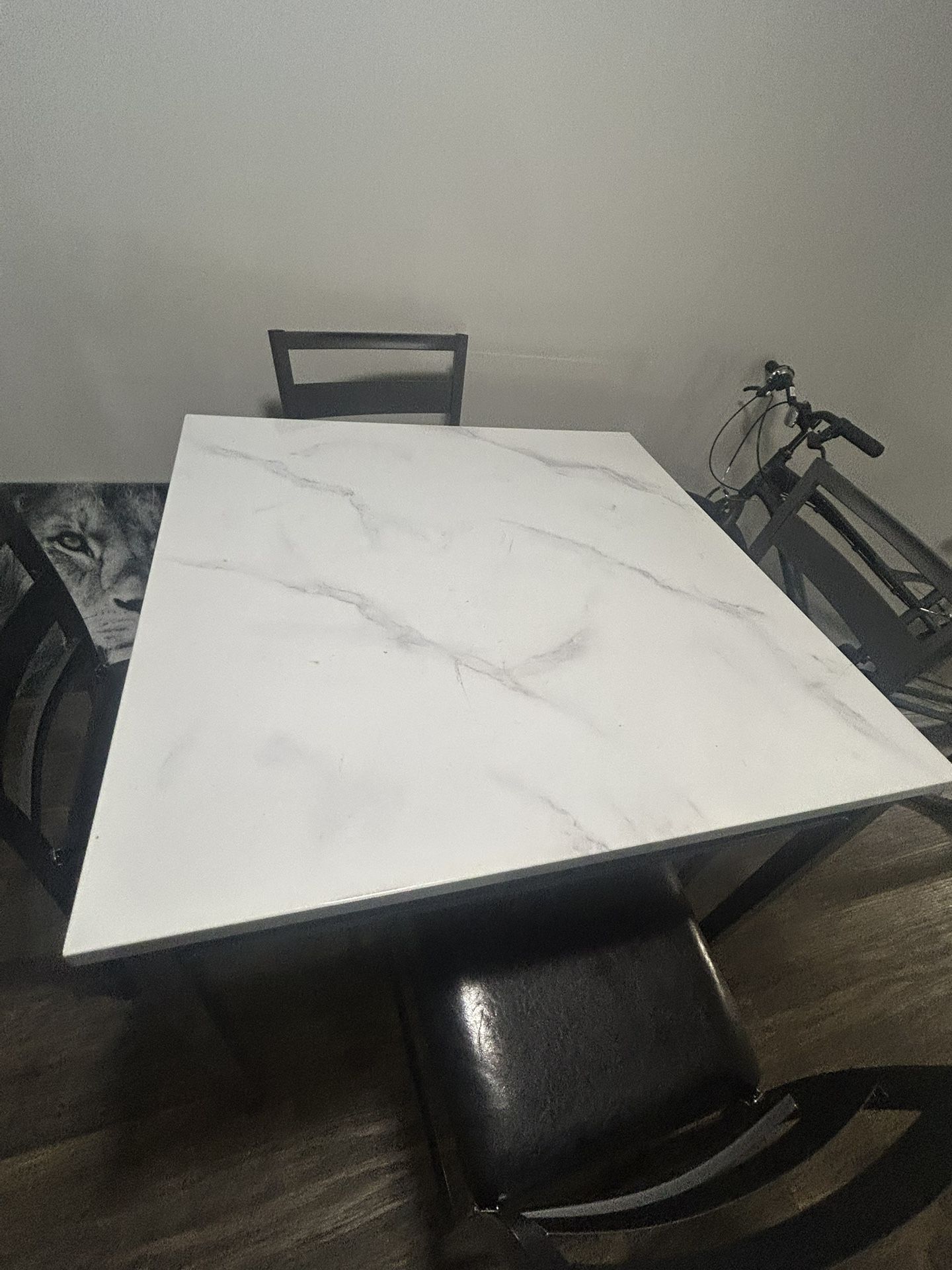 Kitchen Table.  With 4 Chairs 