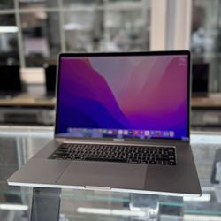 Nice MacBook Pro Touch Bar 15” 256GB Quad Core i7 16GB Ram - Great for work & school 