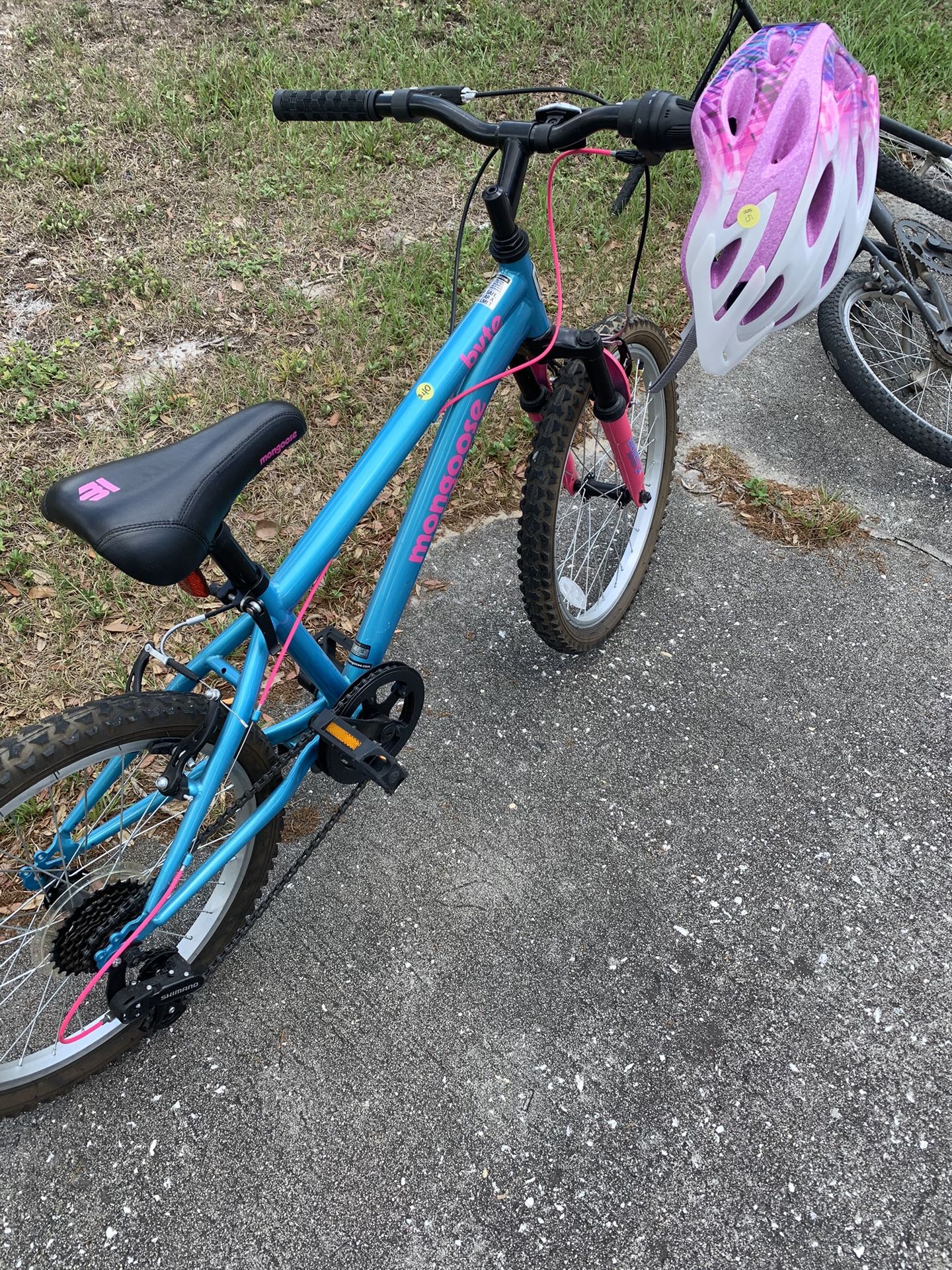 Mongoose Byte Mountain Bike 20 wheels 7 speeds girls frame ages 6 and up Blue And Pink for Sale in Deltona FL OfferUp