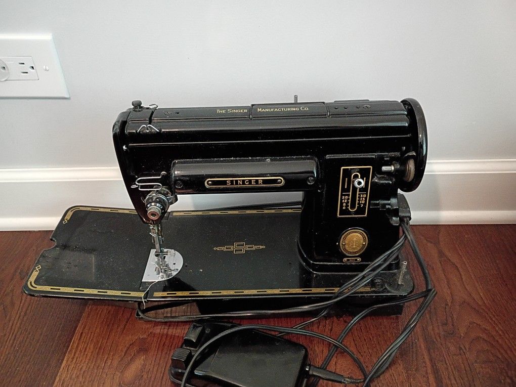 Portable Singer Sewing Machine and Case