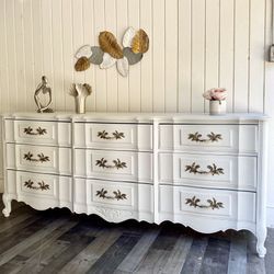 Beautiful Wooden Vintage French Provincial Thomasville Dresser, in an antique white, distress paint, original handles, lot space and organizer inside 