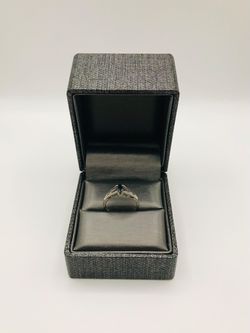 10k WOMANS DIAMOND RING