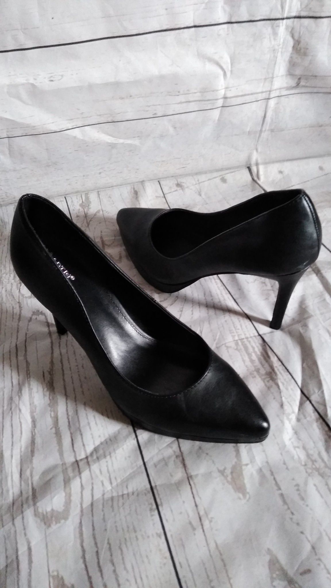 Beautiful APT. 9 Heels , women's size 9 ( excellent condition )