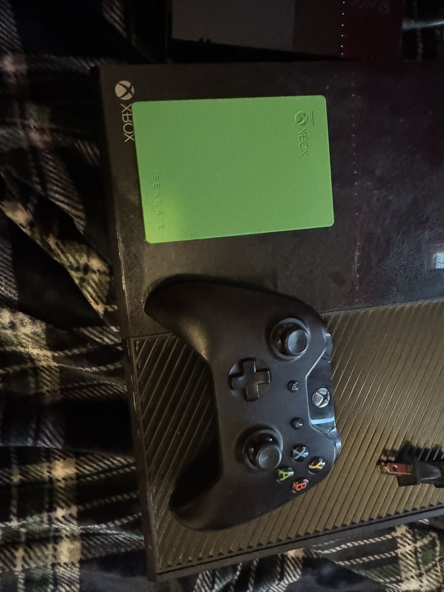 XBOX ONE WITH 4 TERABYTE (INCLUDED WITH GAMES)