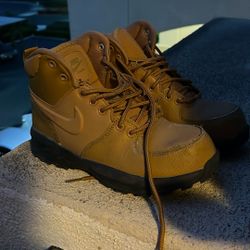 Hiking Boots 4.0 - 4.5 Size (PRICE NEGOTIABLE)