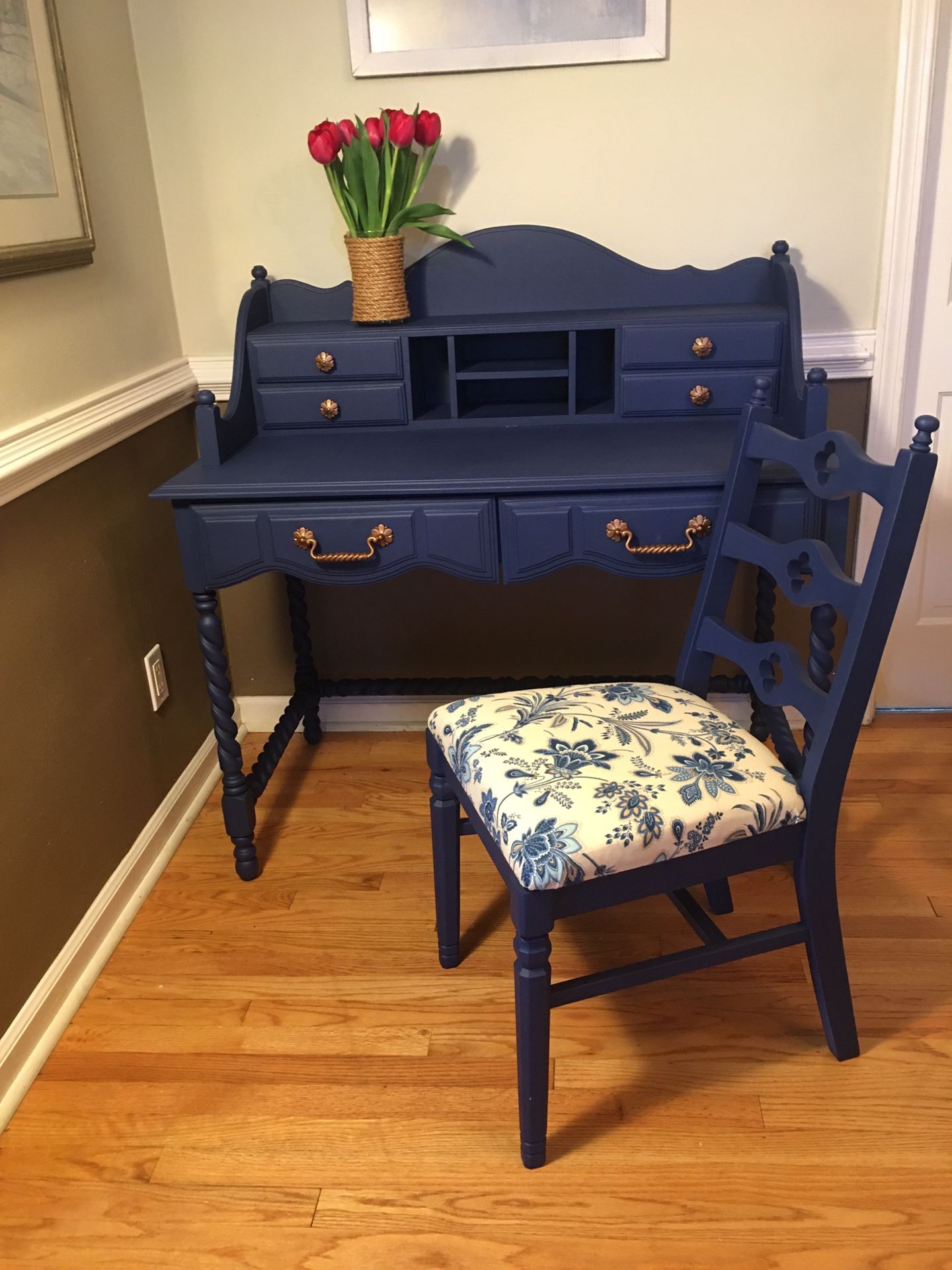 CUTE Painted desk and chair