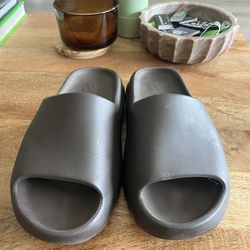 Yeezy Slide Soot size 8 Used