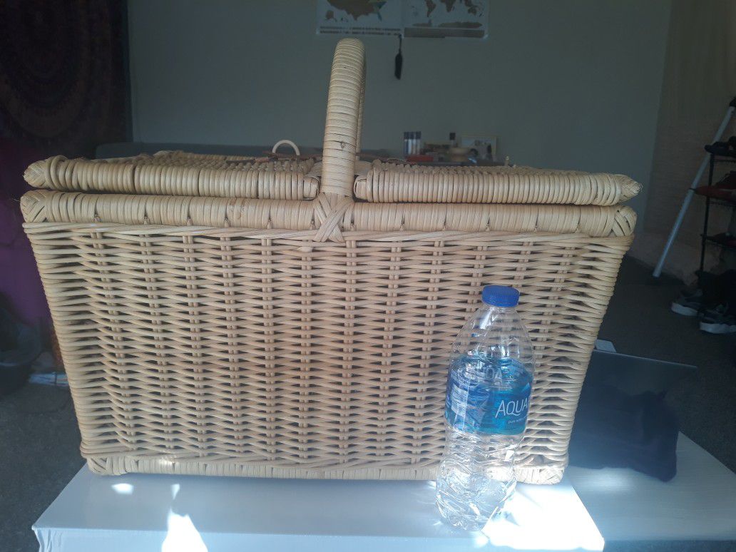 Woven straw picnic basket