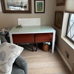 White Glass Dining Table. Metal Legs 