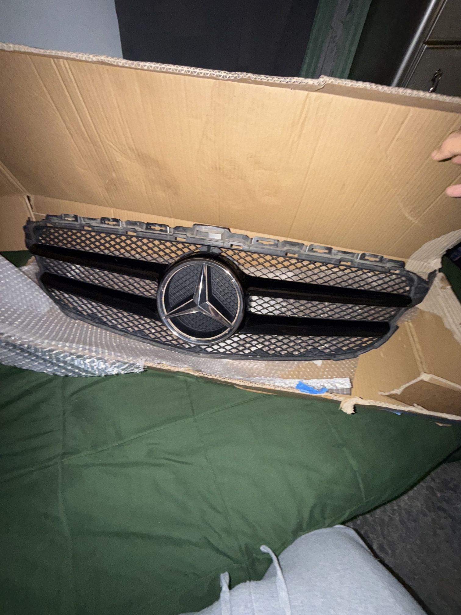 Mercedes-Benz C300 OEM Front Grille w/ Illuminated Star Emblem