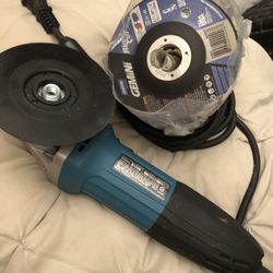 Makita GA5030R 125mm Angle Grinder. 