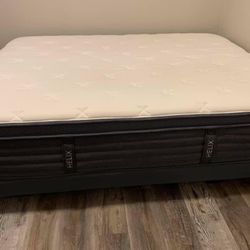 “like New” Helix Luxe Midnight Mattress - Full Size 