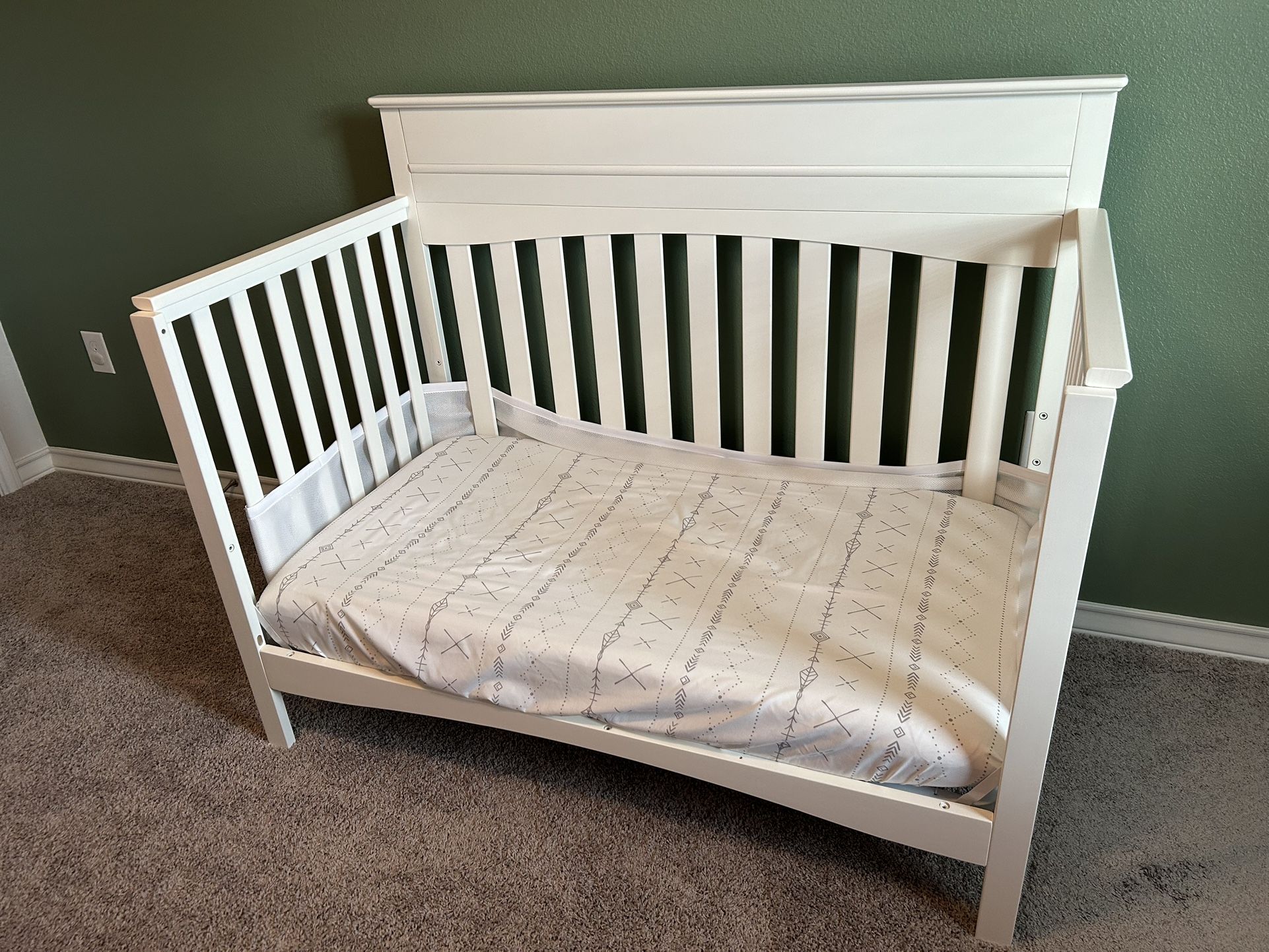 Crib that turns into Toddler Bed W/ Mattress