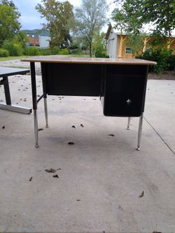 Student Desk.... Adjustable Legs
