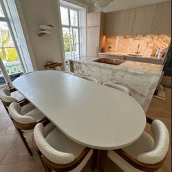 Oval Table! DELIVERY AVAILABLE 