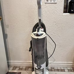 Shark Upright Vacuum - Model UV42026 - Works (Cord Issue) Read Description 