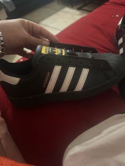 Adidas super star classic black men’s size 6–Excellent condition,needs laces.