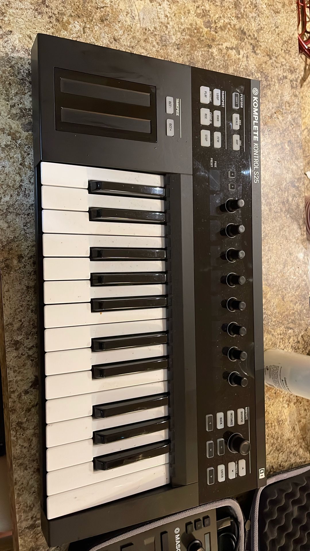 Native Instruments. Bundle. S25 Keyboard Plus The Mikro 2 and Mikro 3