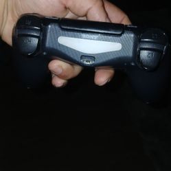 Ps4 500gb And 3 Sony Controllers 