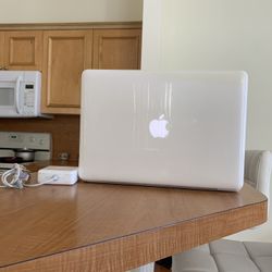 Apple MacBook Laptop 