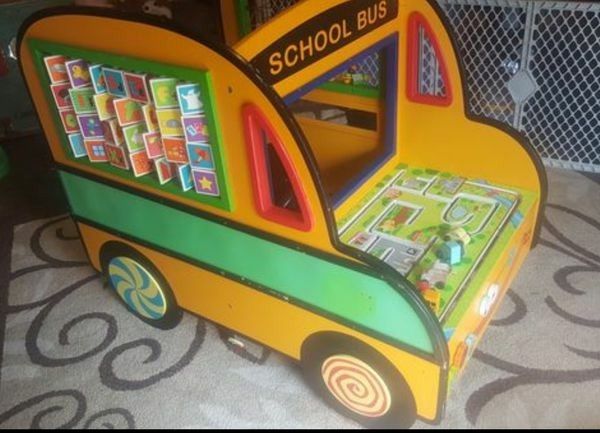 huge Battat SCHOOL BUS PLAY CENTER STATION CHILD TODDLER PRE LEARNING for Sale in Gainesville GA OfferUp