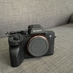 Sony A7 IV - Ultra Low Shutter Count (9k) + SmallRig Cage & Extras