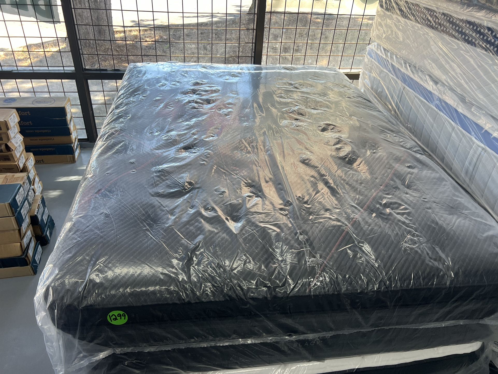 QUEEN SIZE SIMMONS BEAUTYREST BLACK C CLASS (PLUSH) PILLOW TOP MATTRESS & BOX SPRING BED SET