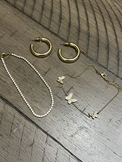 Set Of Earings And 2 Bracelets