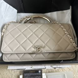 Chanel Handle Wallet on Chain