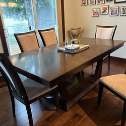 Dining Room Table & 8 Chairs