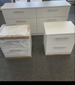 Dresser and 2 Nightstands - Cómoda y 2 mesitas de noche