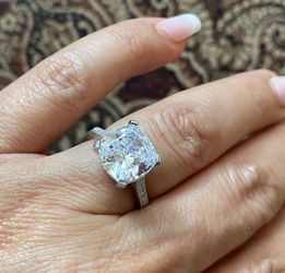 New arrival 4CT Solitaire Cushion cut size 6 only