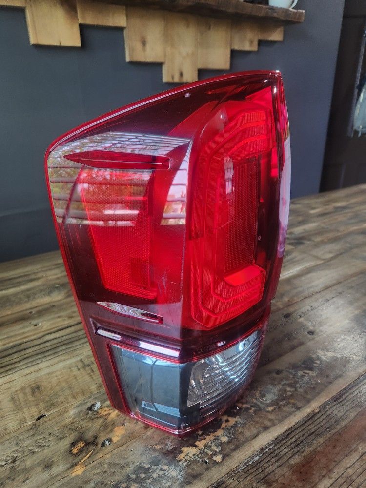 TOYOTA TACOMA TAIL LIGHTS OEM