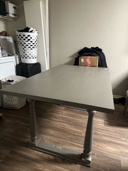 Modern Dining Table – Excellent Condition