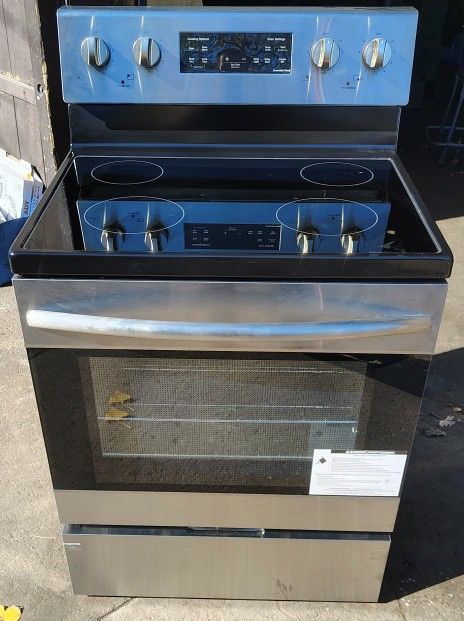 Brand-New & Unused! Whirlpool Glass Top Electric Stove/Oven/Range!