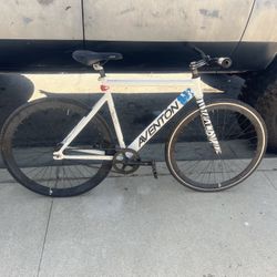 White Aventon Bike Súper Light weight 