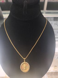 14k Gold necklace with pendant 5.6 grams 22 Long layway available 10% Dwon if you interested please make sure you ask for Maribel thank you