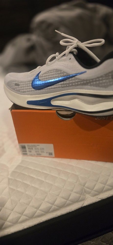 Nike Shoes - NEW (10.5)