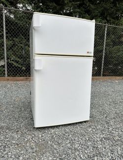  Fully Working Mini Fridge 