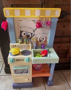 Kids BLOUEY Kitchen plus toys
