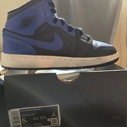 Jordan 1 Mid Royal 