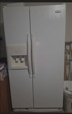 Whirlpool Refrigerator, 2 Door. In Excellent Condition. Working