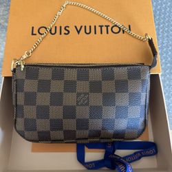 LV Damier Pochette In Excellent Condition