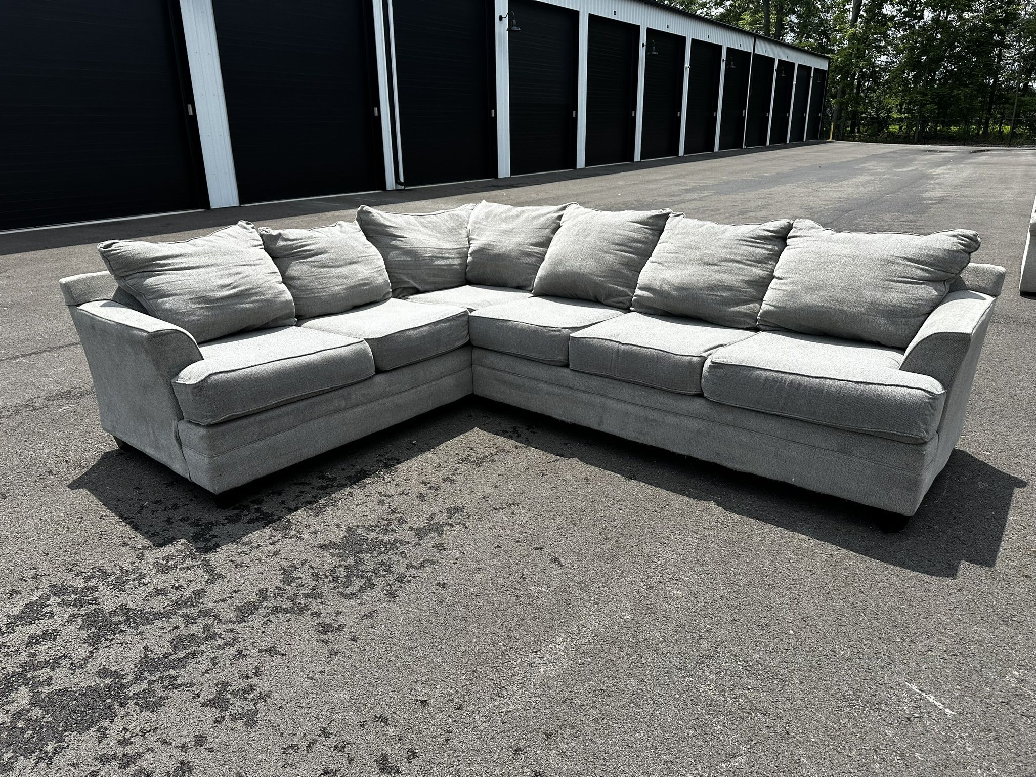 Broyhill Rotherton Sectional