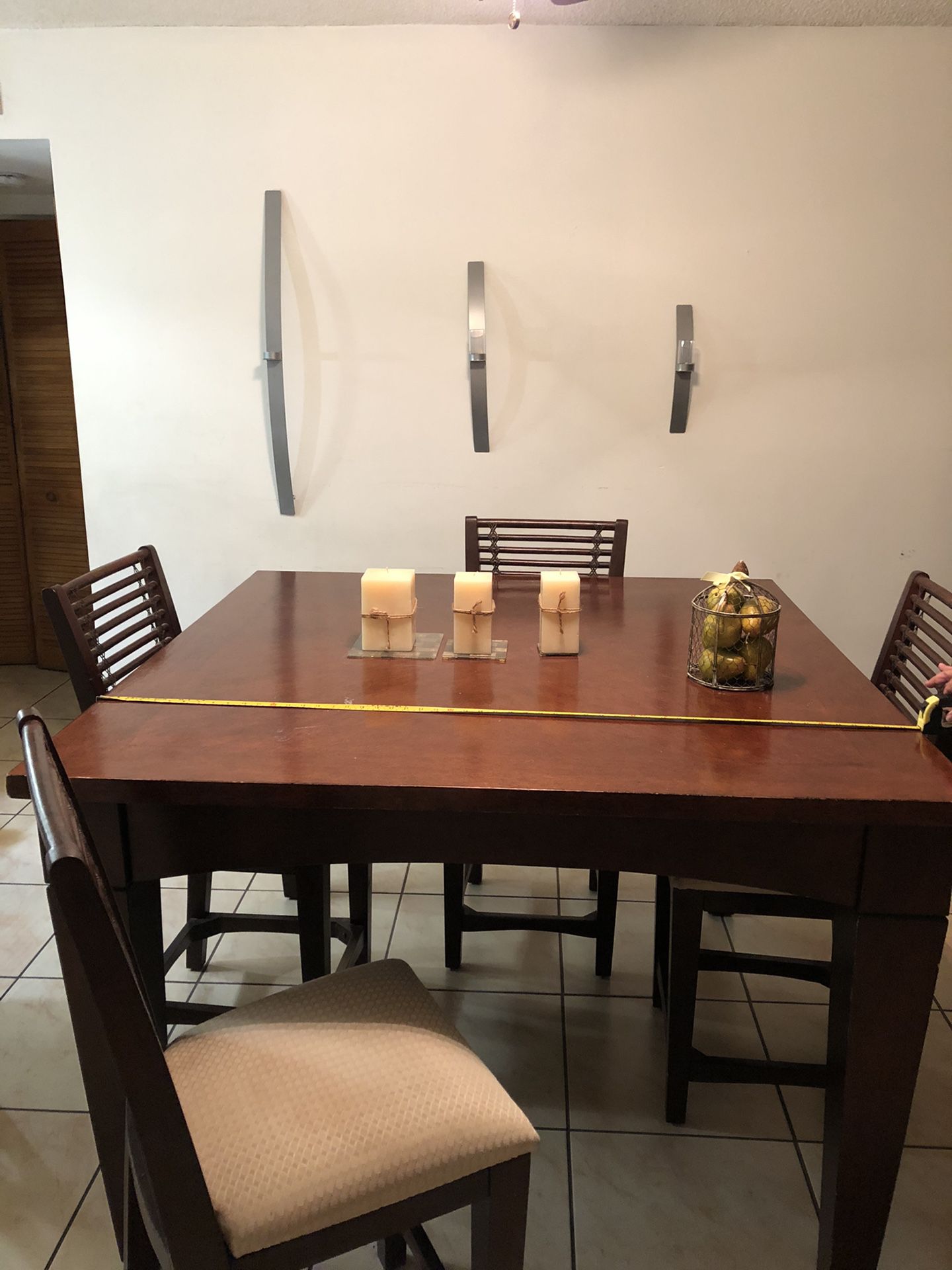 Kitchen set table moving sale must to go!!!